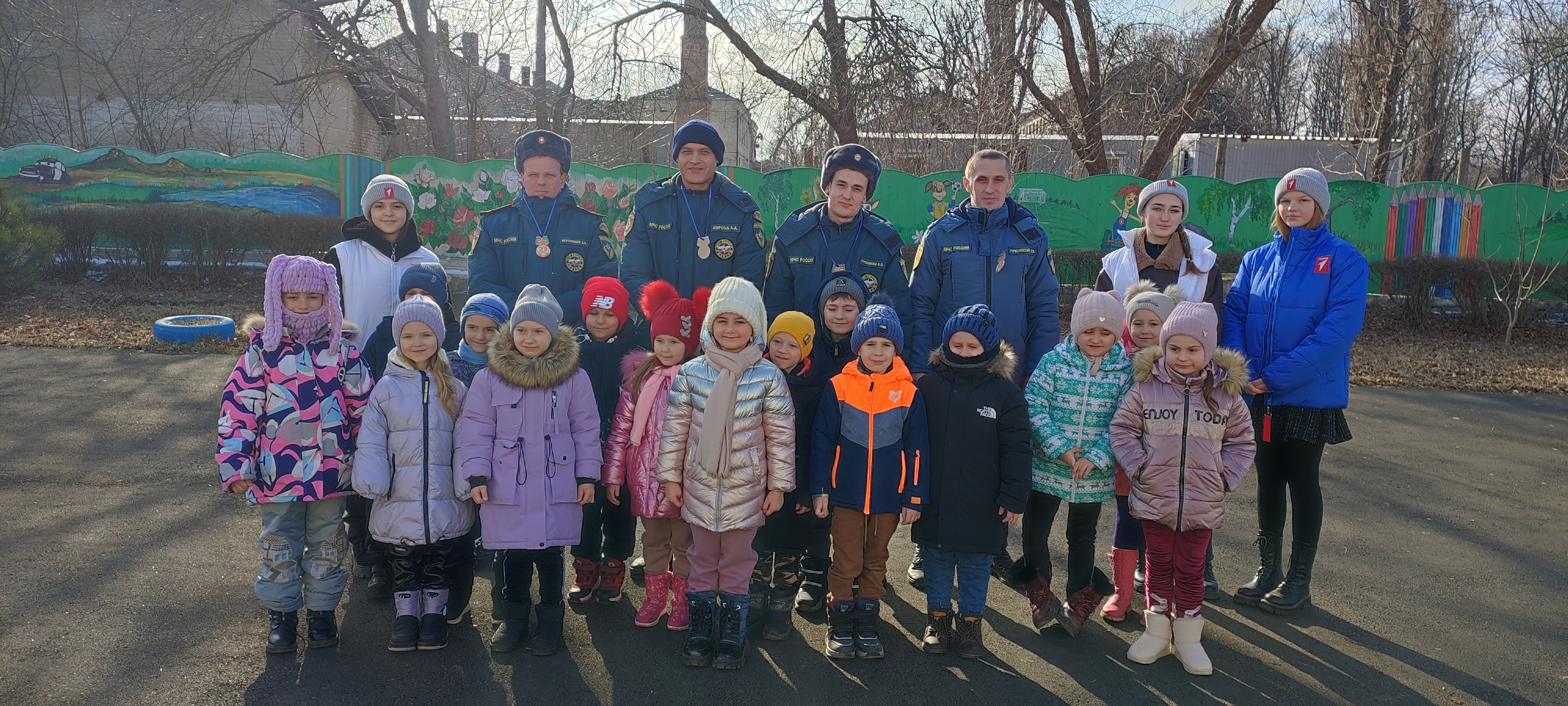 Первые продолжают поздравлять с 23 февраля.